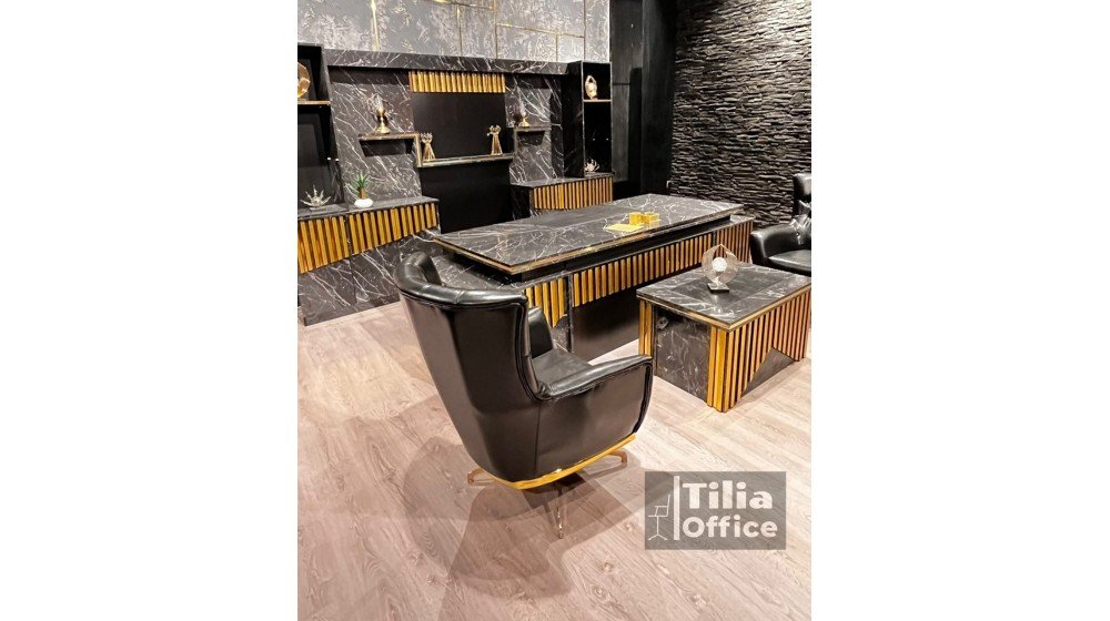 Gold lüks yönetici masa takımı, siyah mermer desenli tablası ve altın rengi dikey çıtalı panelleri ile ofis ortamında dönerli Chester ikili ve tekli koltuklar ile sergileniyor.